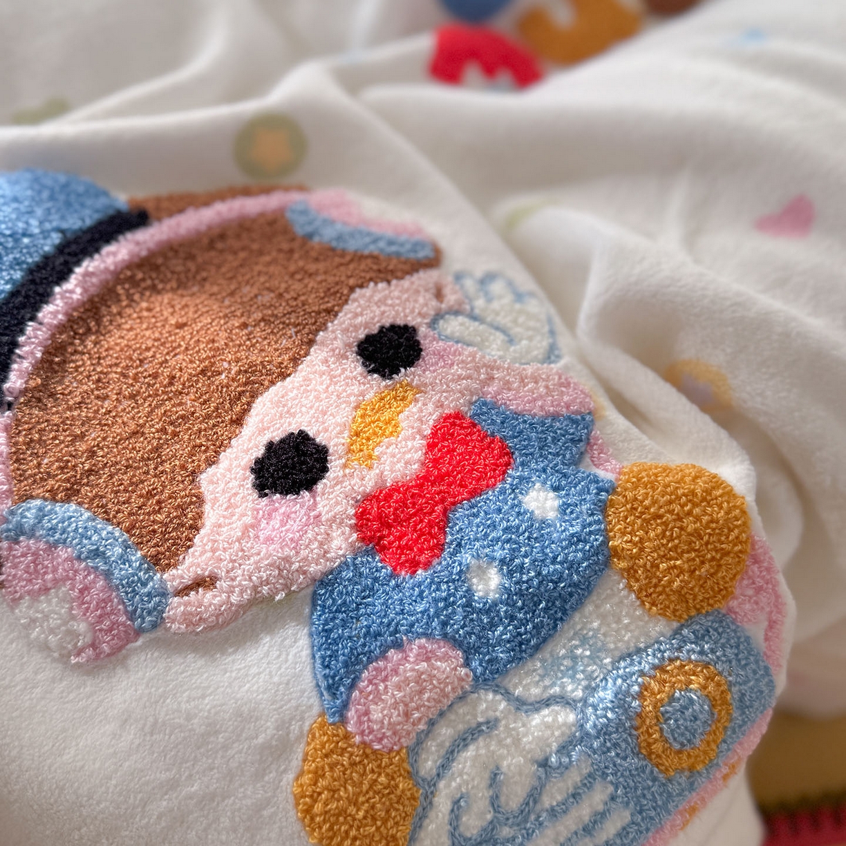 91家纺网 家纺一手货源 找家纺 柚子YOUTH 2025新款加厚牛奶绒卡通毛巾绣四件套-卡通三小只 卡通三小只-歌唱家