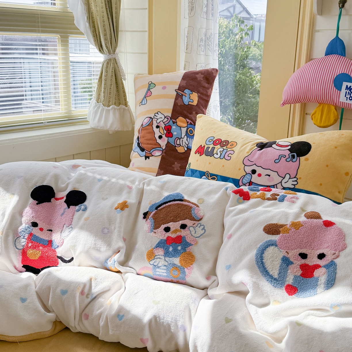 91家纺网 家纺一手货源 找家纺 柚子YOUTH 2025新款加厚牛奶绒卡通毛巾绣四件套-卡通三小只 卡通三小只-歌唱家