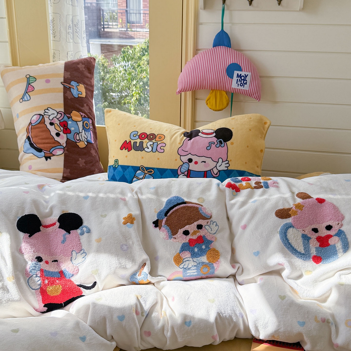 91家纺网 家纺一手货源 找家纺 柚子YOUTH 2025新款加厚牛奶绒卡通毛巾绣四件套-卡通三小只 卡通三小只-歌唱家