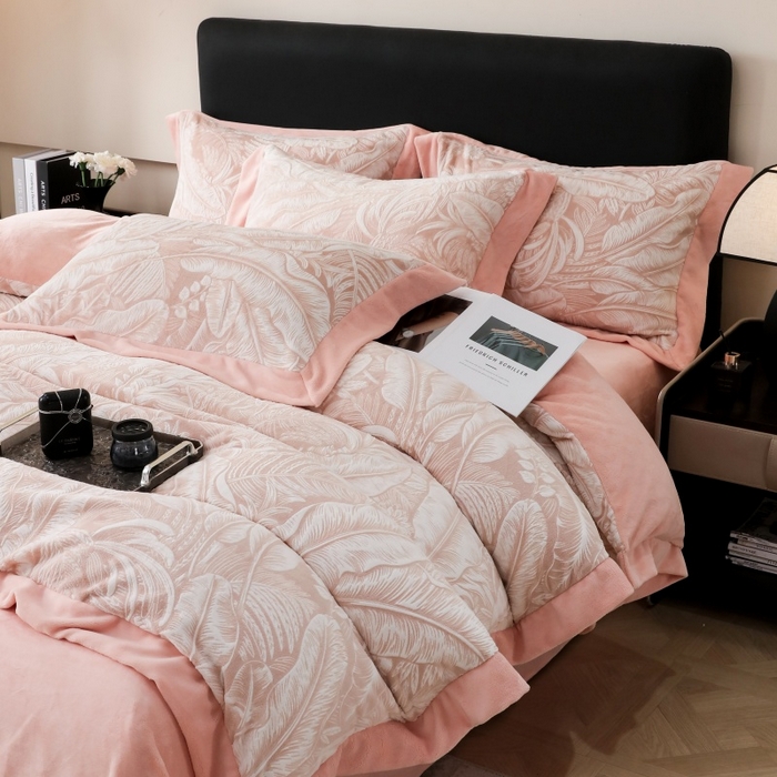 91家纺网 家纺一手货源 找家纺 （总）三悦四季 2025新款冬季雕花牛奶绒加厚保暖四件套复古风轻奢烂花床单被套床上用品