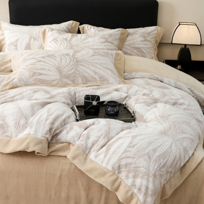 91家纺网 家纺一手货源 找家纺 三悦四季 2025新款冬季雕花牛奶绒加厚保暖四件套复古风轻奢烂花床单被套床上用品 盛夏丛林-卡其