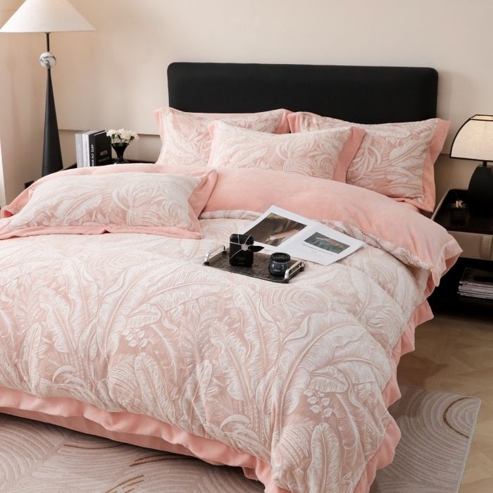 91家纺网 家纺一手货源 找家纺 （总）三悦四季 2025新款冬季雕花牛奶绒加厚保暖四件套复古风轻奢烂花床单被套床上用品