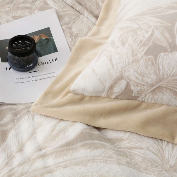 91家纺网 家纺一手货源 找家纺 三悦四季 2025新款冬季雕花牛奶绒加厚保暖四件套复古风轻奢烂花床单被套床上用品 盛夏丛林-卡其