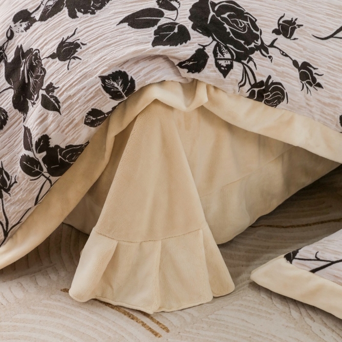 91家纺网 家纺一手货源 找家纺 三悦四季 2025新款冬季雕花牛奶绒加厚保暖四件套复古风轻奢烂花床单被套床上用品 夜伴花香-灰咖