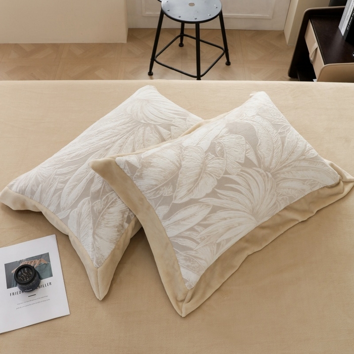 91家纺网 家纺一手货源 找家纺 三悦四季 2025新款冬季雕花牛奶绒加厚保暖四件套复古风轻奢烂花床单被套床上用品 盛夏丛林-卡其