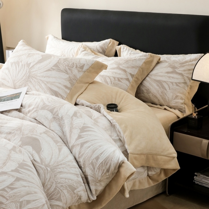 91家纺网 家纺一手货源 找家纺 三悦四季 2025新款冬季雕花牛奶绒加厚保暖四件套复古风轻奢烂花床单被套床上用品 盛夏丛林-卡其