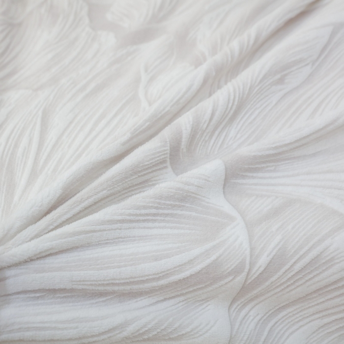 91家纺网 家纺一手货源 找家纺 三悦四季 2025新款冬季雕花牛奶绒加厚保暖四件套复古风轻奢烂花床单被套床上用品 盛夏丛林-浅灰