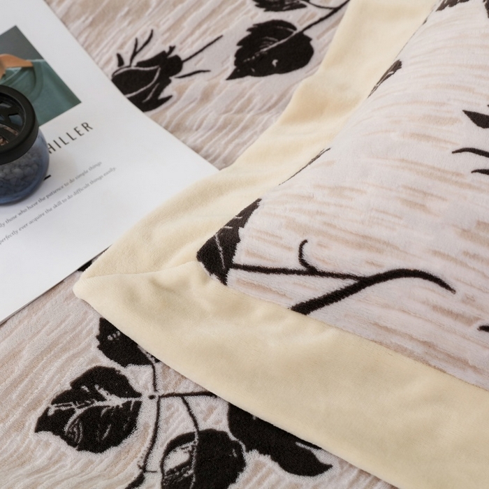 91家纺网 家纺一手货源 找家纺 三悦四季 2025新款冬季雕花牛奶绒加厚保暖四件套复古风轻奢烂花床单被套床上用品 夜伴花香-灰咖