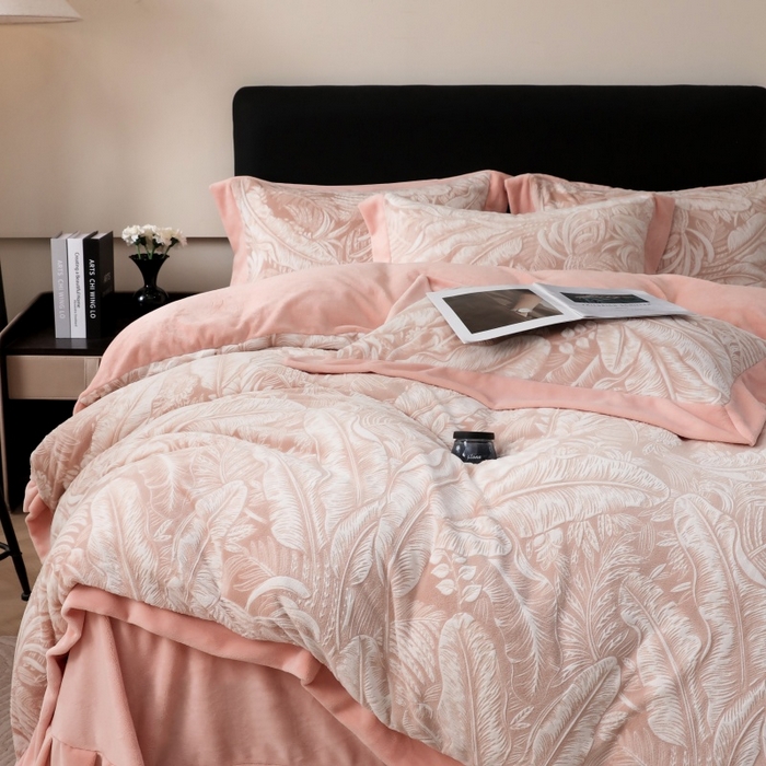 91家纺网 家纺一手货源 找家纺 三悦四季 2025新款冬季雕花牛奶绒加厚保暖四件套复古风轻奢烂花床单被套床上用品 一叶倾城-粉