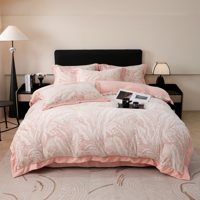 91家纺网 家纺一手货源 找家纺 三悦四季 2025新款冬季雕花牛奶绒加厚保暖四件套复古风轻奢烂花床单被套床上用品 一叶倾城-粉