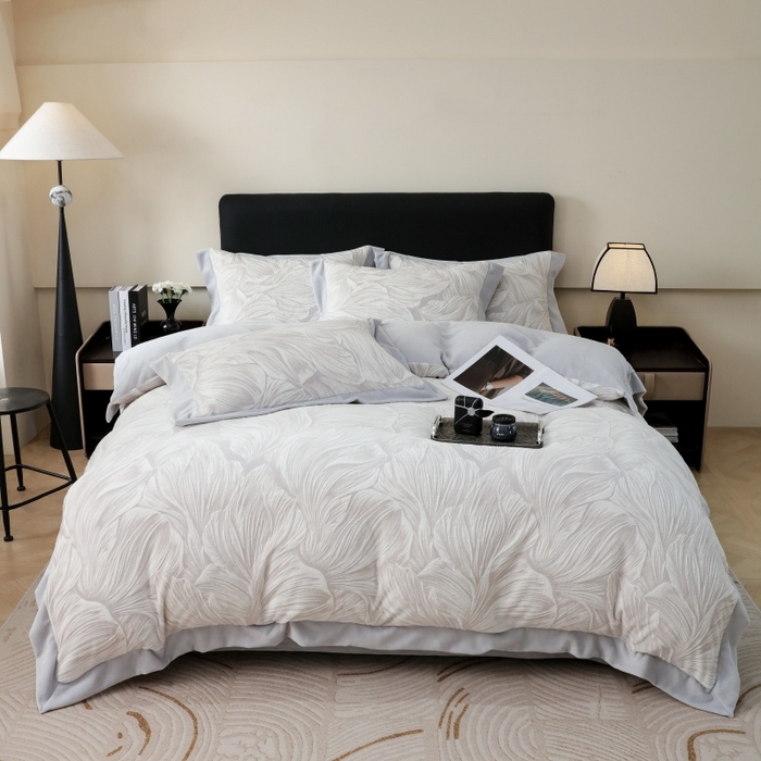 91家纺网 家纺一手货源 找家纺 三悦四季 2025新款冬季雕花牛奶绒加厚保暖四件套复古风轻奢烂花床单被套床上用品 盛夏丛林-浅灰