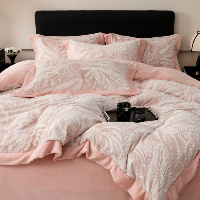 91家纺网 家纺一手货源 找家纺 三悦四季 2025新款冬季雕花牛奶绒加厚保暖四件套复古风轻奢烂花床单被套床上用品 一叶倾城-粉