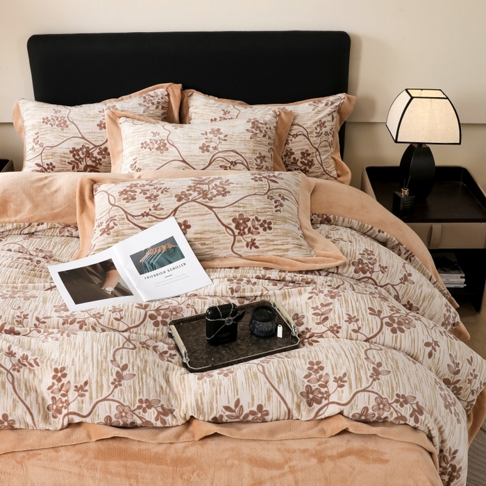 91家纺网 家纺一手货源 找家纺 三悦四季 2025新款冬季雕花牛奶绒加厚保暖四件套复古风轻奢烂花床单被套床上用品 叶雨优然-咖色