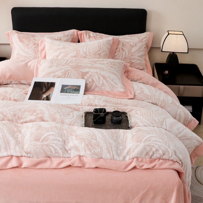 91家纺网 家纺一手货源 找家纺 三悦四季 2025新款冬季雕花牛奶绒加厚保暖四件套复古风轻奢烂花床单被套床上用品 一叶倾城-粉