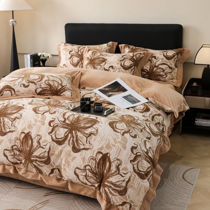 91家纺网 家纺一手货源 找家纺 三悦四季 2025新款冬季雕花牛奶绒加厚保暖四件套复古风轻奢烂花床单被套床上用品 优雅花卉-浅咖