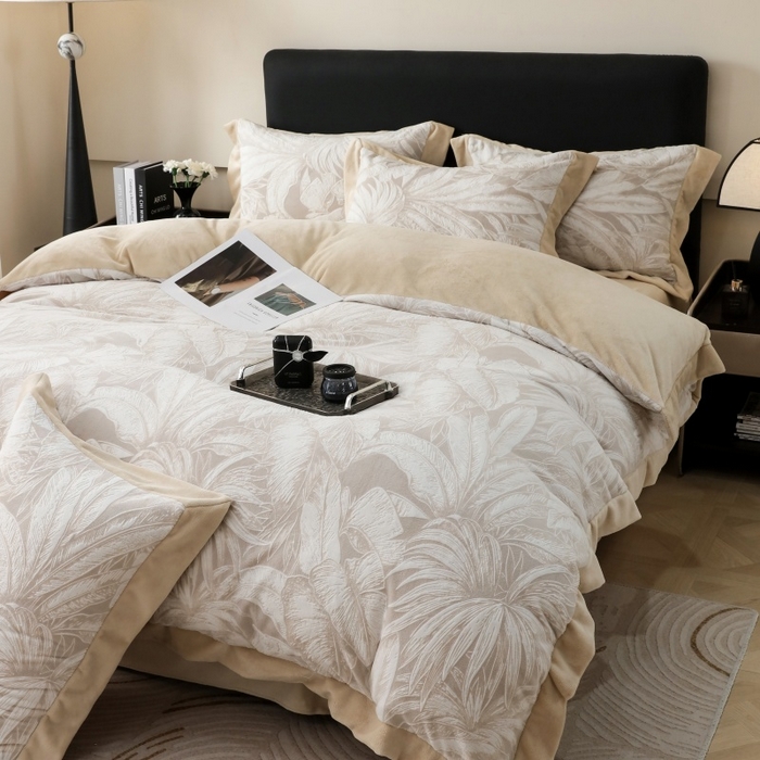 91家纺网 家纺一手货源 找家纺 三悦四季 2025新款冬季雕花牛奶绒加厚保暖四件套复古风轻奢烂花床单被套床上用品 盛夏丛林-卡其