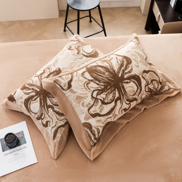 91家纺网 家纺一手货源 找家纺 三悦四季 2025新款冬季雕花牛奶绒加厚保暖四件套复古风轻奢烂花床单被套床上用品 优雅花卉-浅咖