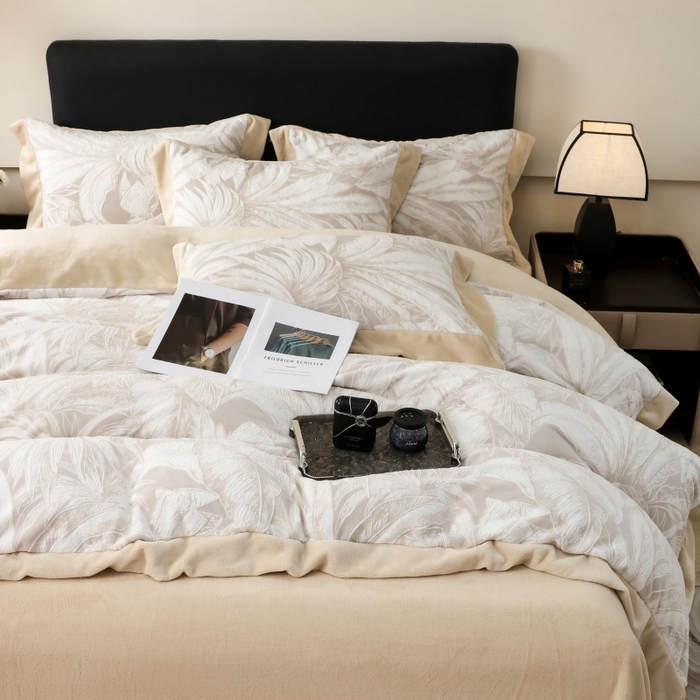 91家纺网 家纺一手货源 找家纺 三悦四季 2025新款冬季雕花牛奶绒加厚保暖四件套复古风轻奢烂花床单被套床上用品 盛夏丛林-卡其