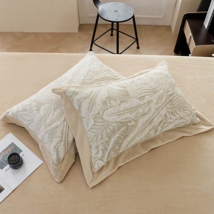 91家纺网 家纺一手货源 找家纺 三悦四季 2025新款冬季雕花牛奶绒加厚保暖四件套复古风轻奢烂花床单被套床上用品 一叶倾城-浅咖