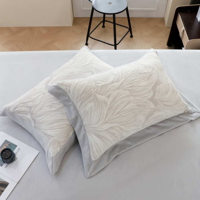 91家纺网 家纺一手货源 找家纺 三悦四季 2025新款冬季雕花牛奶绒加厚保暖四件套复古风轻奢烂花床单被套床上用品 盛夏丛林-浅灰