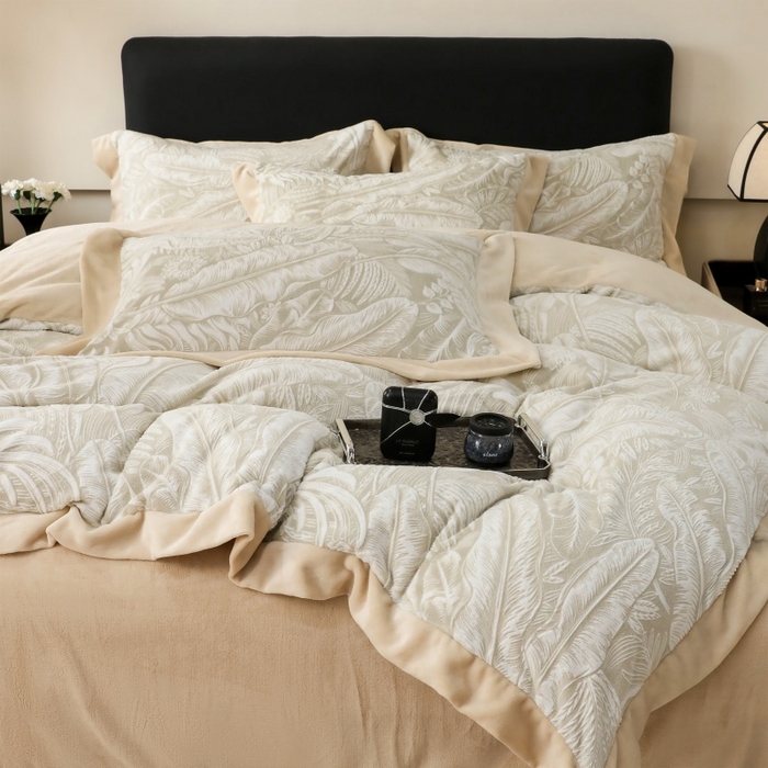 91家纺网 家纺一手货源 找家纺 三悦四季 2025新款冬季雕花牛奶绒加厚保暖四件套复古风轻奢烂花床单被套床上用品 一叶倾城-浅咖