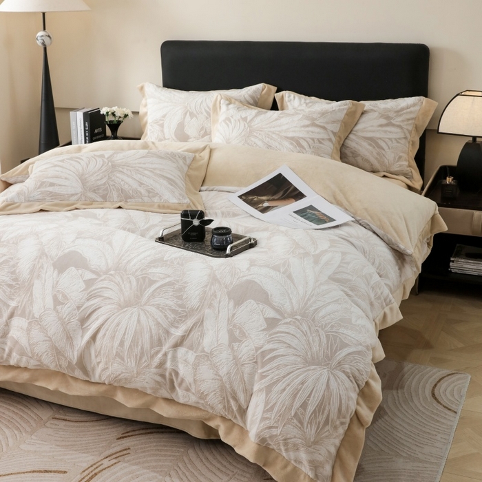 91家纺网 家纺一手货源 找家纺 三悦四季 2025新款冬季雕花牛奶绒加厚保暖四件套复古风轻奢烂花床单被套床上用品 盛夏丛林-卡其