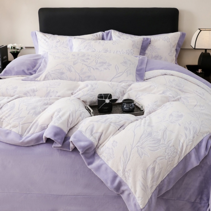 91家纺网 家纺一手货源 找家纺 三悦四季 2025新款冬季雕花牛奶绒加厚保暖四件套复古风轻奢烂花床单被套床上用品 秋雨花恋--紫