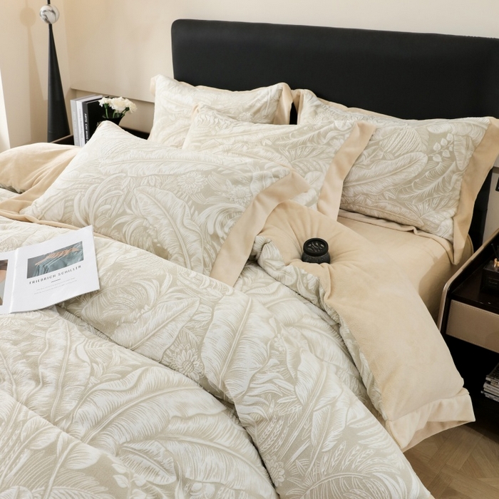 91家纺网 家纺一手货源 找家纺 三悦四季 2025新款冬季雕花牛奶绒加厚保暖四件套复古风轻奢烂花床单被套床上用品 一叶倾城-浅咖