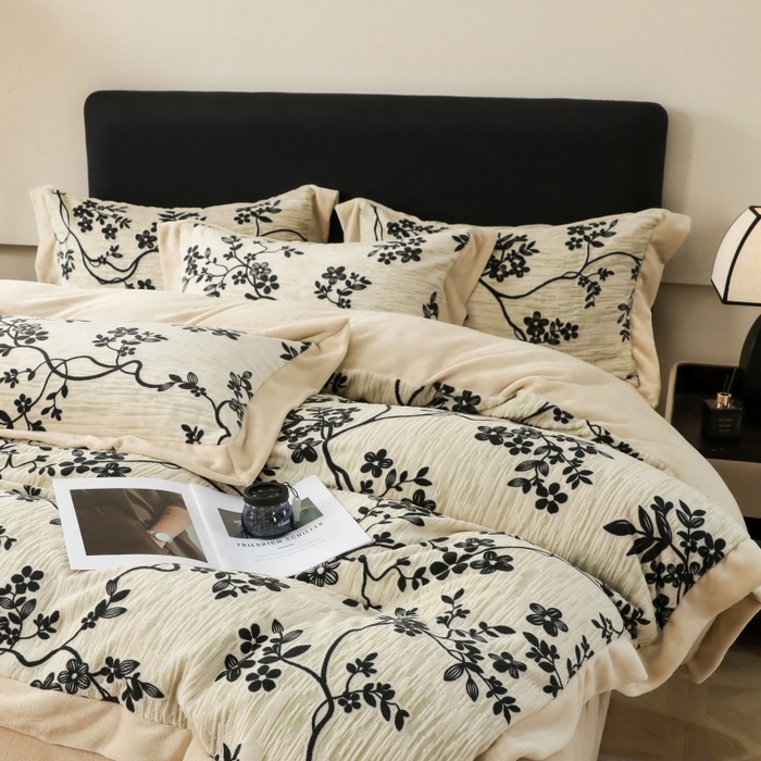 91家纺网 家纺一手货源 找家纺 三悦四季 2025新款冬季雕花牛奶绒加厚保暖四件套复古风轻奢烂花床单被套床上用品 叶雨悠然-黑卡