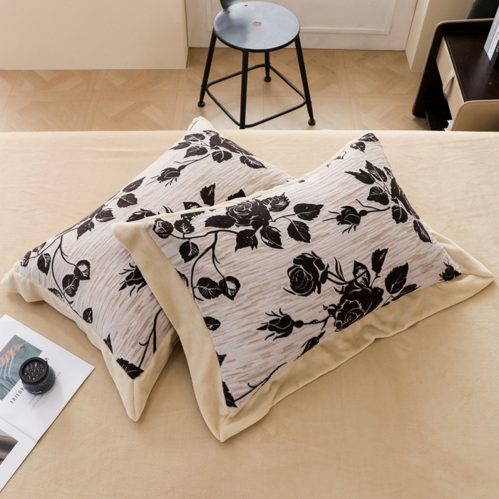 91家纺网 家纺一手货源 找家纺 三悦四季 2025新款冬季雕花牛奶绒加厚保暖四件套复古风轻奢烂花床单被套床上用品 夜伴花香-灰咖