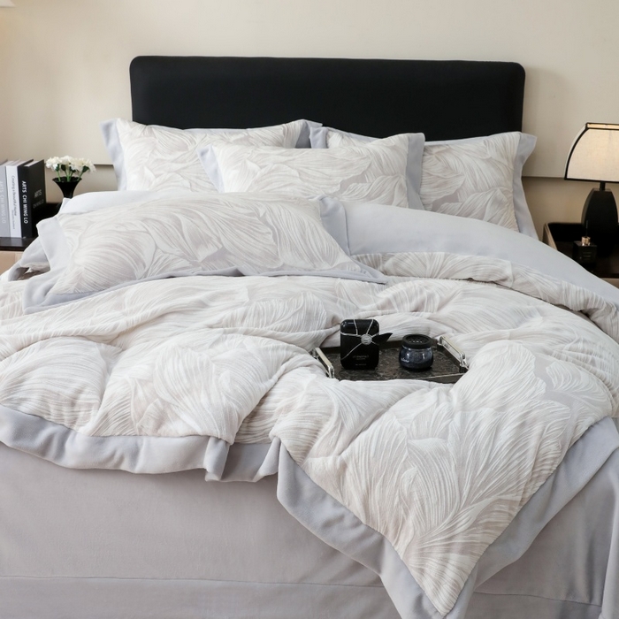 91家纺网 家纺一手货源 找家纺 三悦四季 2025新款冬季雕花牛奶绒加厚保暖四件套复古风轻奢烂花床单被套床上用品 盛夏丛林-浅灰