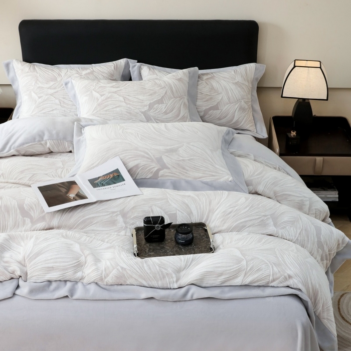 91家纺网 家纺一手货源 找家纺 三悦四季 2025新款冬季雕花牛奶绒加厚保暖四件套复古风轻奢烂花床单被套床上用品 盛夏丛林-浅灰