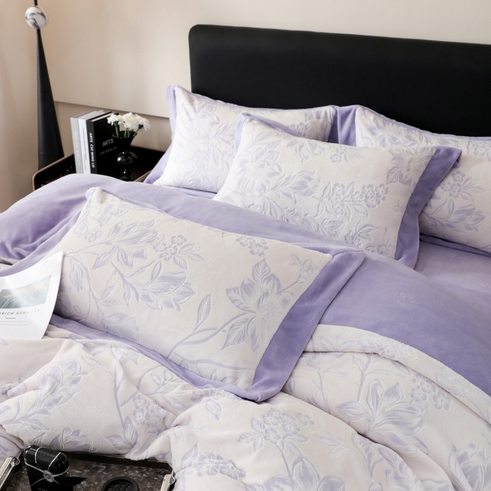 91家纺网 家纺一手货源 找家纺 三悦四季 2025新款冬季雕花牛奶绒加厚保暖四件套复古风轻奢烂花床单被套床上用品 秋雨花恋--紫