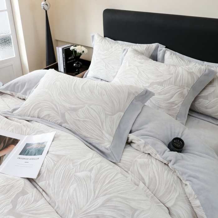 91家纺网 家纺一手货源 找家纺 三悦四季 2025新款冬季雕花牛奶绒加厚保暖四件套复古风轻奢烂花床单被套床上用品 盛夏丛林-浅灰