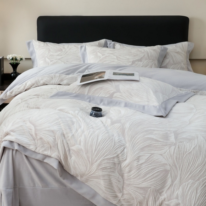 91家纺网 家纺一手货源 找家纺 三悦四季 2025新款冬季雕花牛奶绒加厚保暖四件套复古风轻奢烂花床单被套床上用品 盛夏丛林-浅灰