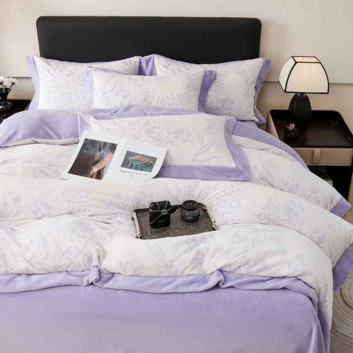 91家纺网 家纺一手货源 找家纺 三悦四季 2025新款冬季雕花牛奶绒加厚保暖四件套复古风轻奢烂花床单被套床上用品 秋雨花恋--紫