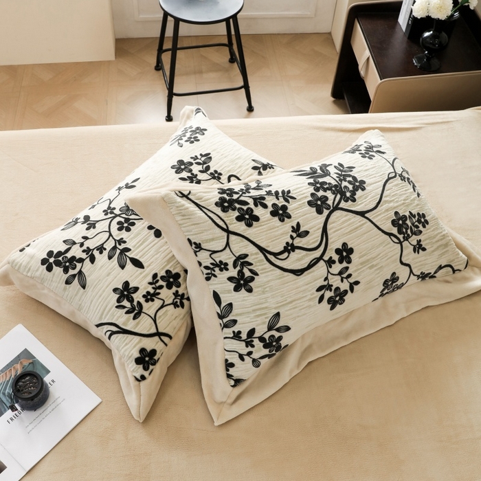 91家纺网 家纺一手货源 找家纺 三悦四季 2025新款冬季雕花牛奶绒加厚保暖四件套复古风轻奢烂花床单被套床上用品 叶雨悠然-黑卡