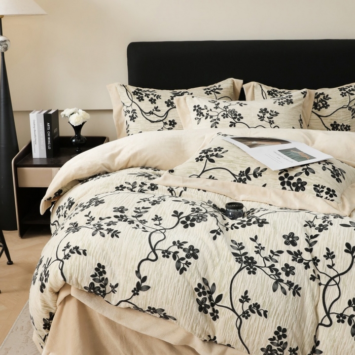 91家纺网 家纺一手货源 找家纺 三悦四季 2025新款冬季雕花牛奶绒加厚保暖四件套复古风轻奢烂花床单被套床上用品 叶雨悠然-黑卡