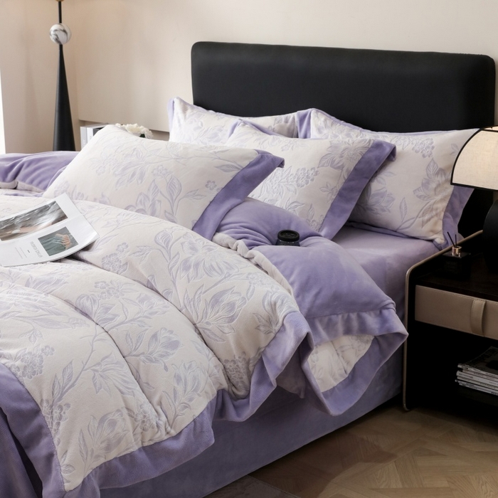 91家纺网 家纺一手货源 找家纺 三悦四季 2025新款冬季雕花牛奶绒加厚保暖四件套复古风轻奢烂花床单被套床上用品 秋雨花恋--紫
