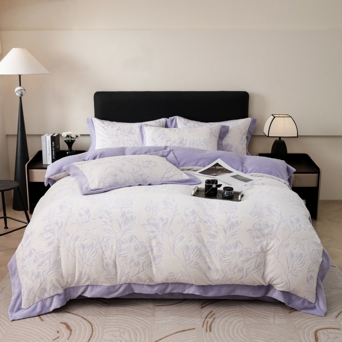 91家纺网 家纺一手货源 找家纺 三悦四季 2025新款冬季雕花牛奶绒加厚保暖四件套复古风轻奢烂花床单被套床上用品 秋雨花恋--紫