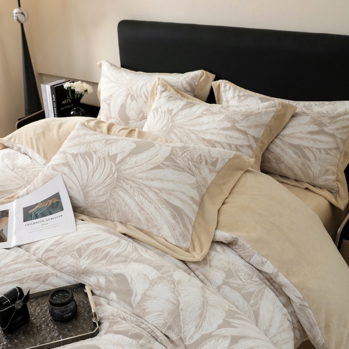 91家纺网 家纺一手货源 找家纺 三悦四季 2025新款冬季雕花牛奶绒加厚保暖四件套复古风轻奢烂花床单被套床上用品 盛夏丛林-卡其