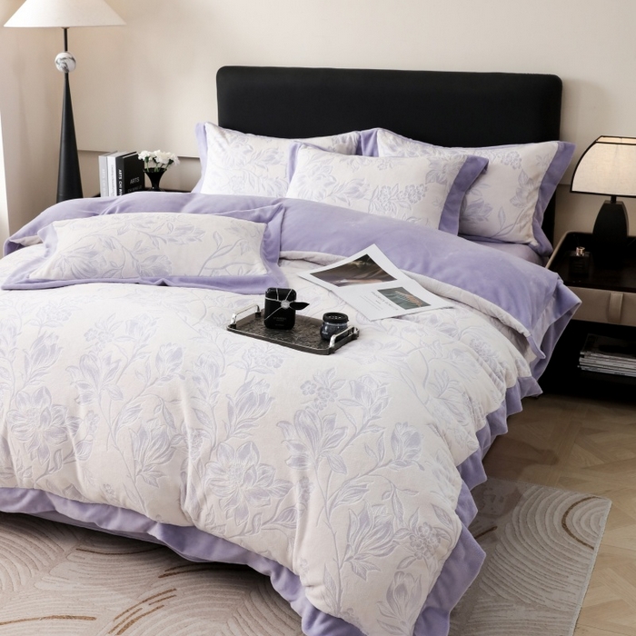 91家纺网 家纺一手货源 找家纺 三悦四季 2025新款冬季雕花牛奶绒加厚保暖四件套复古风轻奢烂花床单被套床上用品 秋雨花恋--紫