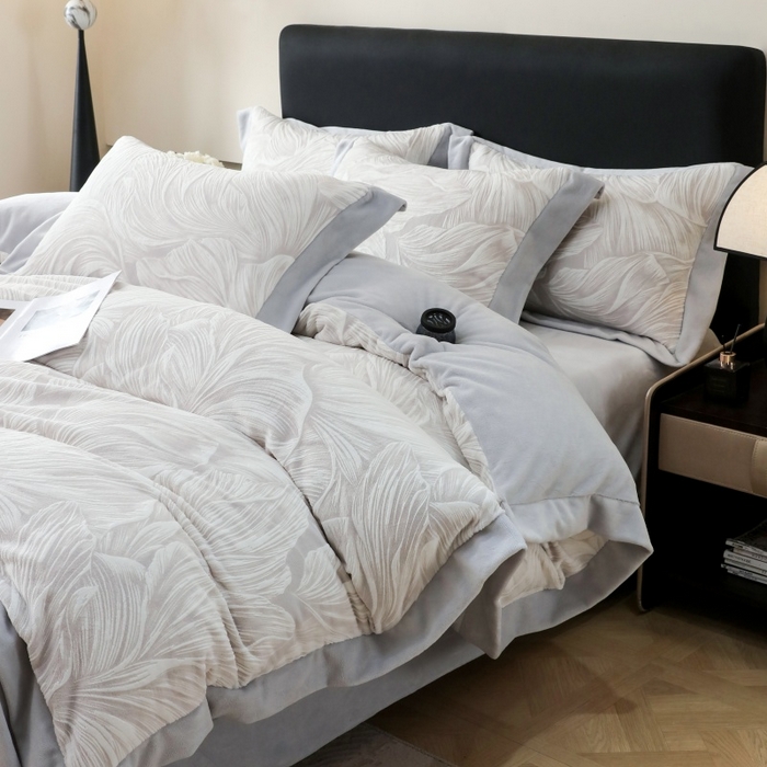 91家纺网 家纺一手货源 找家纺 三悦四季 2025新款冬季雕花牛奶绒加厚保暖四件套复古风轻奢烂花床单被套床上用品 盛夏丛林-浅灰