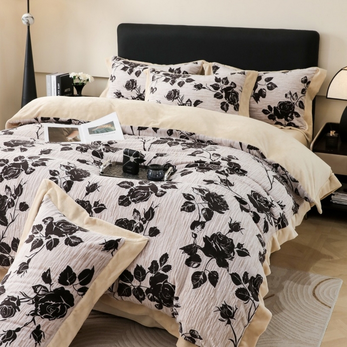 91家纺网 家纺一手货源 找家纺 三悦四季 2025新款冬季雕花牛奶绒加厚保暖四件套复古风轻奢烂花床单被套床上用品 夜伴花香-灰咖