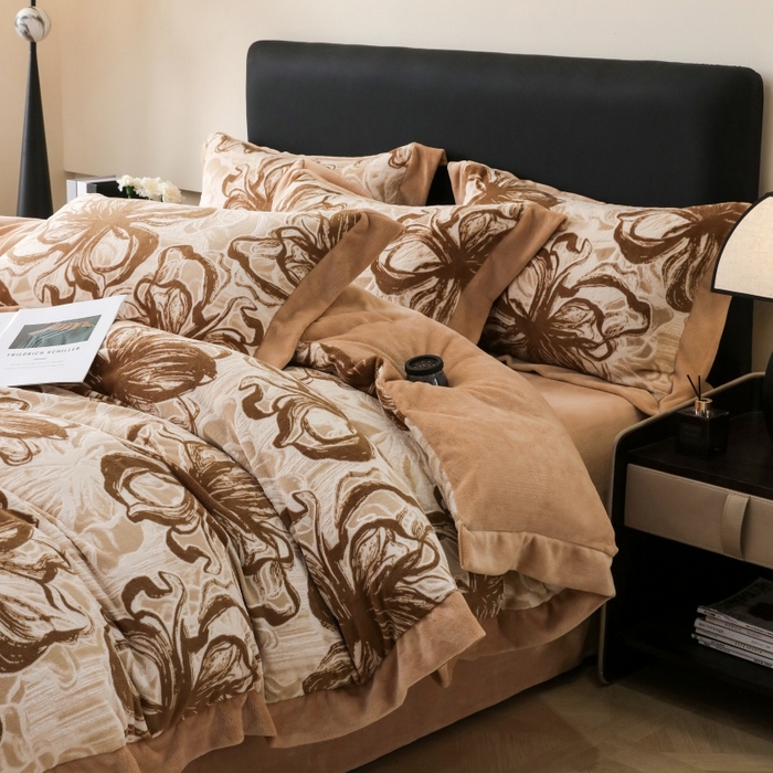 91家纺网 家纺一手货源 找家纺 三悦四季 2025新款冬季雕花牛奶绒加厚保暖四件套复古风轻奢烂花床单被套床上用品 优雅花卉-浅咖