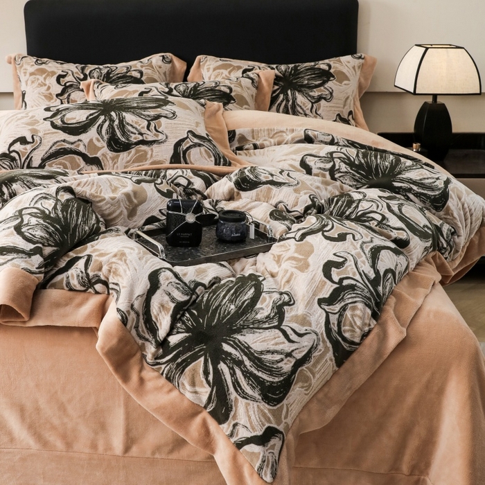 91家纺网 家纺一手货源 找家纺 三悦四季 2025新款冬季雕花牛奶绒加厚保暖四件套复古风轻奢烂花床单被套床上用品 优雅花卉-黑棕