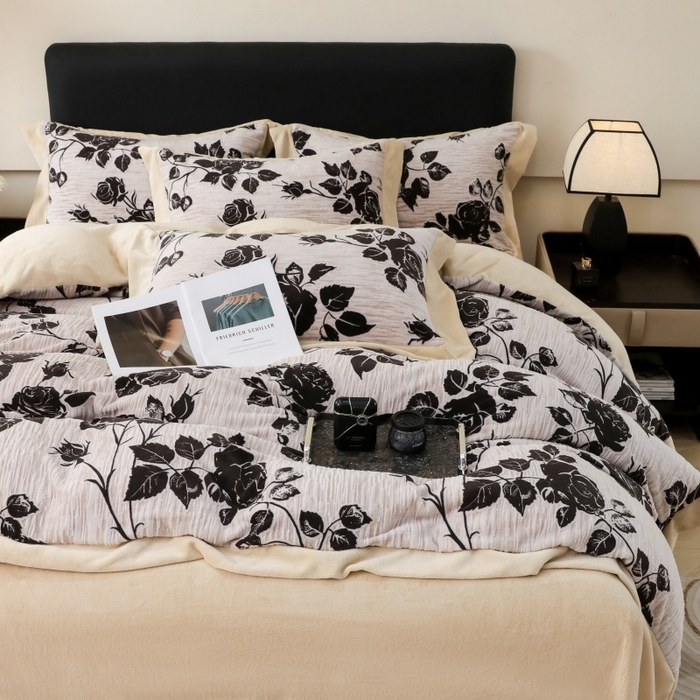 91家纺网 家纺一手货源 找家纺 三悦四季 2025新款冬季雕花牛奶绒加厚保暖四件套复古风轻奢烂花床单被套床上用品 夜伴花香-灰咖