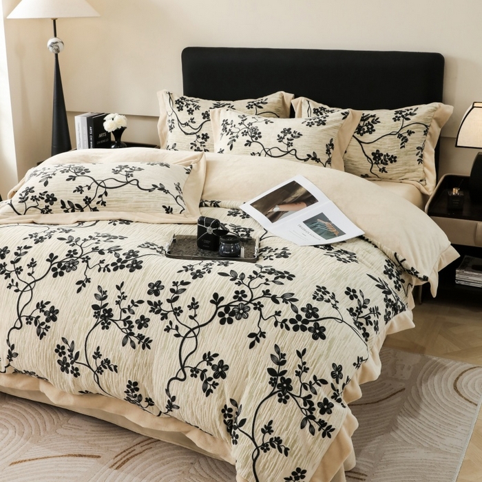 91家纺网 家纺一手货源 找家纺 三悦四季 2025新款冬季雕花牛奶绒加厚保暖四件套复古风轻奢烂花床单被套床上用品 叶雨悠然-黑卡