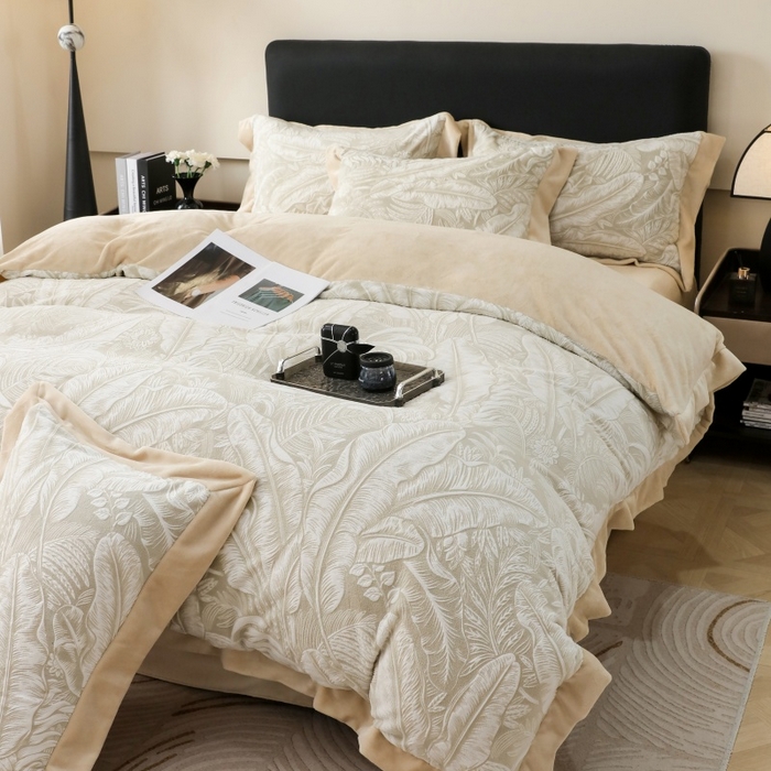 91家纺网 家纺一手货源 找家纺 三悦四季 2025新款冬季雕花牛奶绒加厚保暖四件套复古风轻奢烂花床单被套床上用品 一叶倾城-浅咖