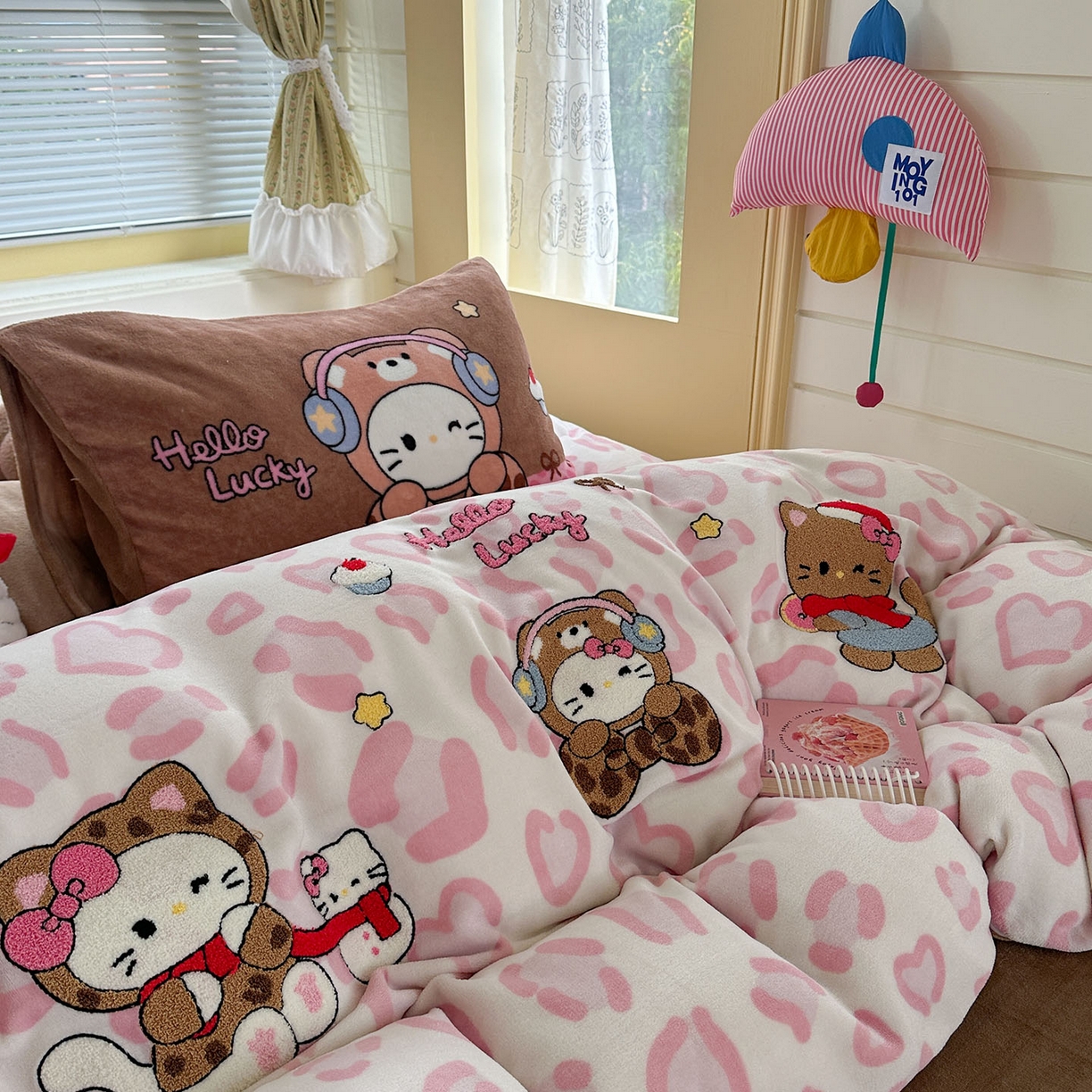 91家纺网 家纺一手货源 找家纺 柚子YOUTH 2025新款加厚牛奶绒卡通毛巾绣四件套-卡通三小只 卡通三小只-蝴蝶结KT